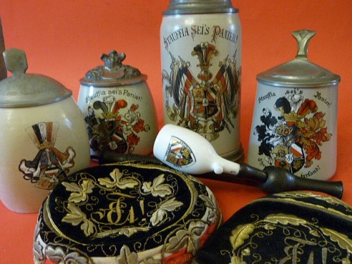 Historische Couleurgegenstände aus unterschiedlichen Jahrzehnten